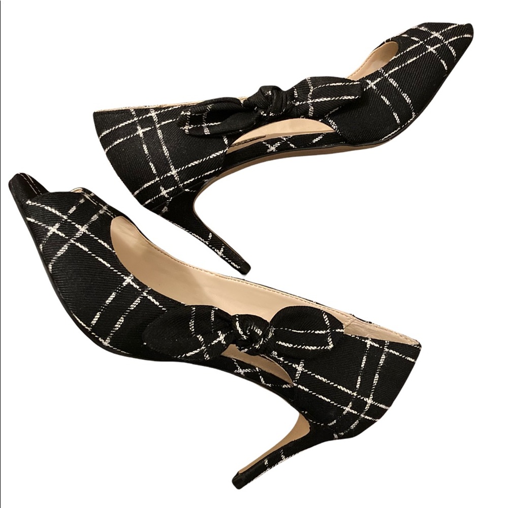 Isaac Mizrahi shoes. New without tags. Black & cream peep toe heels Serena 6.5M